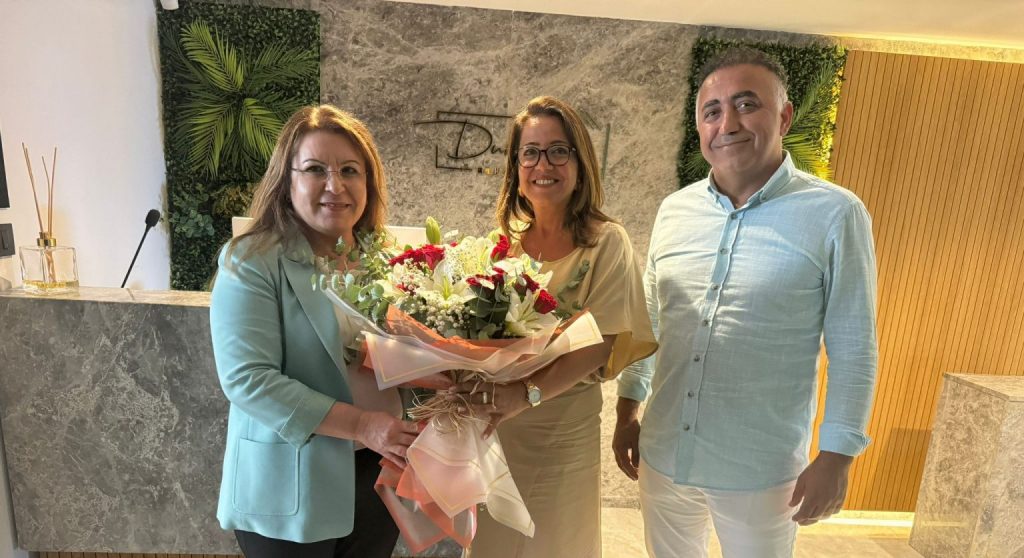 Die Vizepräsidentin der Türkischen Nationalversammlung in Izmir
