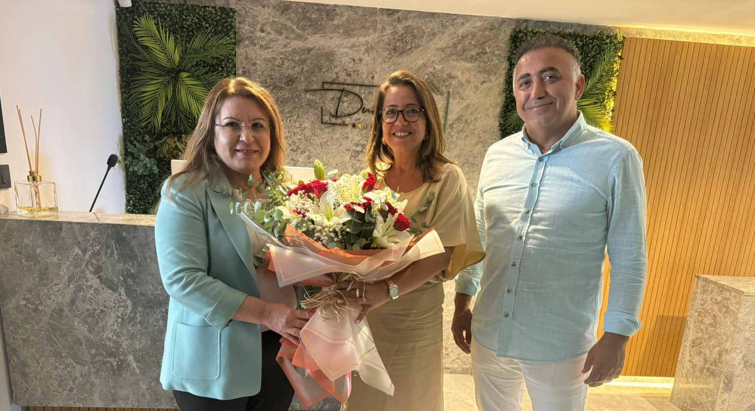 Die Vizepräsidentin der Türkischen Nationalversammlung in Izmir